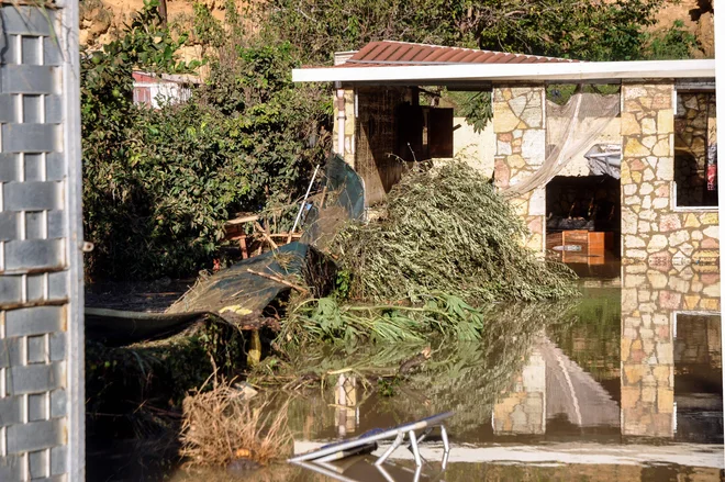 V prihodnjih dneh bo kabinet vlade ocenil višino nastale škode. Prav tako naj bi potrdili milijardo evrov vredno investicijo, s katero bodo zagotovili varne hidrogeološke pogoje v Italiji. FOTO: Alessandro Fucarini/Afp