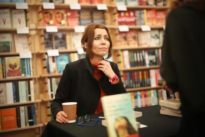 Elif Shafak, v Franciji rojena turška pisateljica, med podpisovanjem knjig