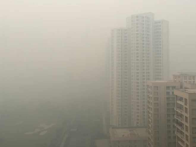 Tako onesnažen zrak je v New Delhiju. FOTO: Malini Menon/Reuters