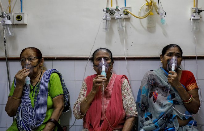 Mnogi imajo posledično velike težave z dihanjem. FOTO: Anushree Fadnavis/Reuters