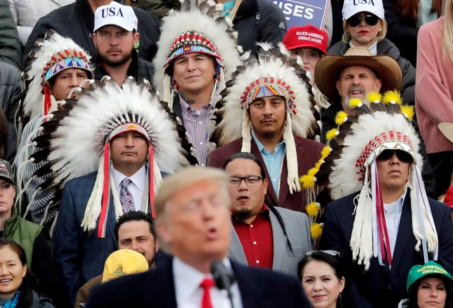 V ameriškem mestu Belgrade v zvezni državi Montana je Donald Trump med kampanjo republikanskega kandidata za ameriški senat, Matta Rosendala, imel tudi govor, s katerim je Rosendala podprl. Na fotografiji so Trumpovi podporniki, ki so ga prišli poslušat. Foto Carlos Barria/Reuters