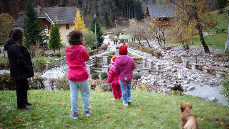 Fotografija: Prebivalci so se že lahko odpravili v službo. FOTO: Jure Makovec/Afp