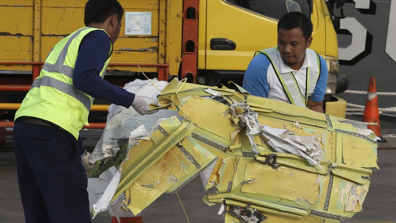 Fotografija: Nesreča je sprožila zaskrbljenost zaradi varnosti v hitro razvijajoči se letalski industriji v Indoneziji. FOTO: Achmad Ibrahim/Ap