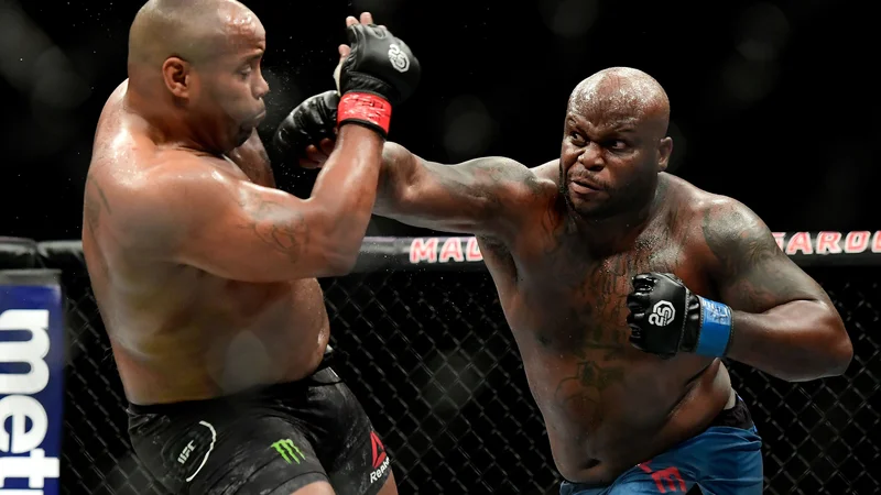 Fotografija: Daniel Cormier, ameriški mojster mešanih borilnih športov (MMA), je zanesljivo ubranil naslov svetovnega prvaka v težki kategoriji po različici UFC (Ultimate Fighting Championship), potem ko je z davljenjem v drugi rundi prisilil k vdaji rojaka Derricka Lewisa. »DC«, kakor se glasi vzdevek 39-letnika iz Lafayetta v Louisiane, je tako dosegel že 22. zmago v kletki, v kateri je doslej le enkrat okusil grenkobo poraza (leta 2015 proti Jonu Jonesu). Foto Steven Ryan Afp