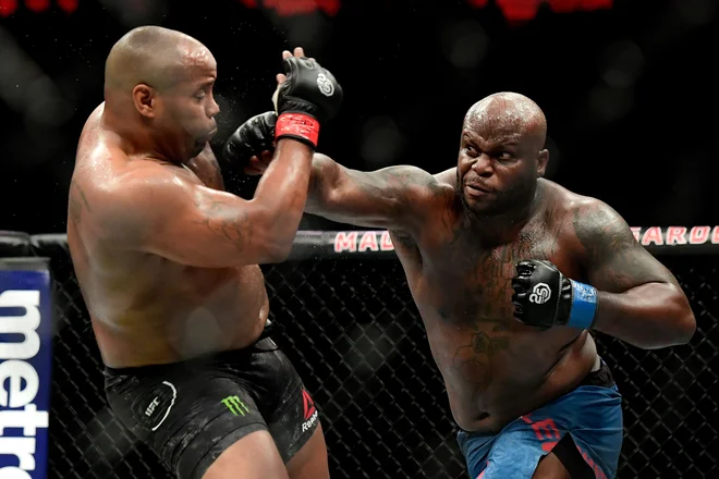 Daniel Cormier, ameriški mojster mešanih borilnih športov (MMA), je zanesljivo ubranil naslov svetovnega prvaka v težki kategoriji po različici UFC (Ultimate Fighting Championship), potem ko je z davljenjem v drugi rundi prisilil k vdaji rojaka&nbsp;Derricka Lewisa. &raquo;DC&laquo;, kakor se glasi vzdevek 39-letnika iz Lafayetta v Louisiane, je tako dosegel že 22. zmago v kletki, v kateri je doslej le enkrat okusil grenkobo poraza (leta 2015 proti&nbsp;Jonu Jonesu).&nbsp;Foto Steven Ryan Afp
