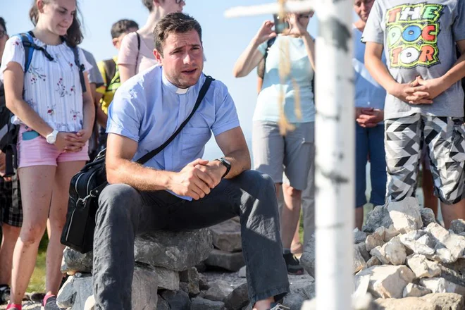 Martin Golob, župnik, tridesetletnik, ki bi rad povedal preprosto dejstvo: Lepo je biti duhovnik.<br />
Fotografija osebni arhiv