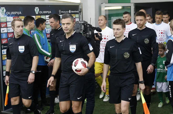 Damir Skomina in njegovi pomočniki so delali tudi napake, a najboljši slovenski sodnik je z načinom sojenja pripomogel k spektakularni tekmi v Stožicah. FOTO:&nbsp; Blaž Samec/Delo