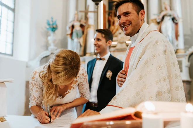 Rad vodi poročne slovesnosti, ker so polne veselja, posebne zbranosti, tudi solz in ganjenosti. Eno je vodil celo na Kredarici in z ženinom med potjo nabiral cvetje za poročni šopek.<br />
Foto osebni Arhiv