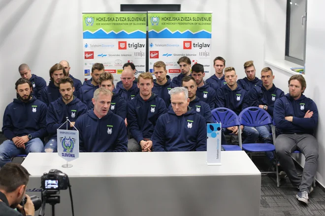 Slovenska hokejska reprezentanca se je sinoči zbrala na Jesenicah pod vodstvom novega selektorja Iva Jana (v ospredju, levo) in njegovega prvega sodelavca Mika Zettla.