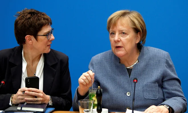 Nemška kanclerka Angela Merkel z generalno sekretarko CDU in kandidatko za njeno naslednico Annegret Kramp-Karrenbauer. FOTO: REUTERS/Michele Tantussi