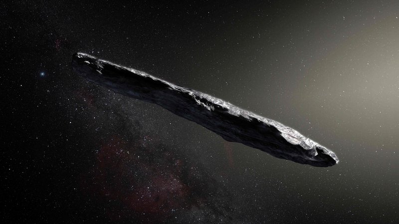 Fotografija: Umetniška upodobitev medzvezdnega kamna 'Oumuamua, ki so ga s havajskim teleskopom Pan-STARRS 1 odkrili 19. oktobra 2017. Opazovanja so pokazala, da je šlo za temno rdeči zelo podolgovat kovinski ali kamniti objekt, dolg 400 metrov. Kamen ni bil podoben ničemur v Osončju. FOTO: European Southern Observatory/M. Kornmesser/AFP