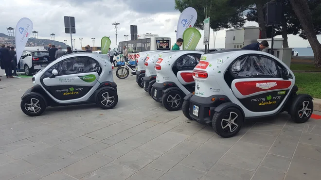 Prvih pet twizyjev, bmw i3 in nissan leaf so od danes na voljo za poskusne vožnje. FOTO: Boris Šuligoj