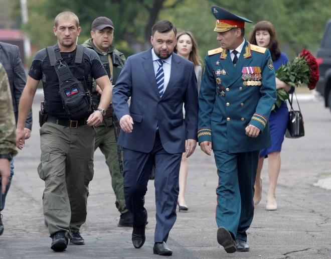Vršilec dolžnosti voditelja samooklicane Doneške ljudske republike Denis Pušilin (na sredini) bo kmalu imel polna pooblastila. Foto Reuters