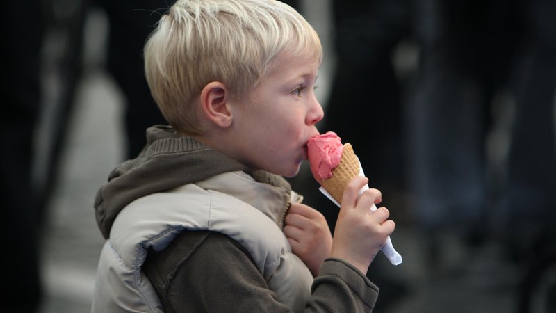Fotografija: Decek s sladoledom. FOTO: Jure Eržen/Delo 
