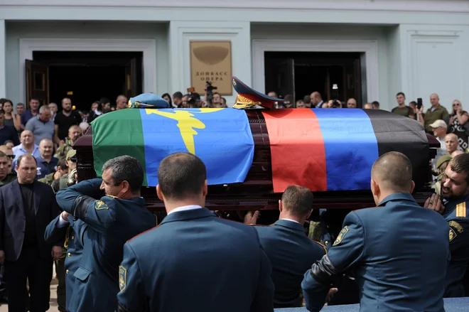 Pogreb nekdanjega voditelja Donecke ljudske republike Aleksandra Zaharčenka, ki je umrl v eksploziji bombe. FOTO: Aleksey Filippov/AFP