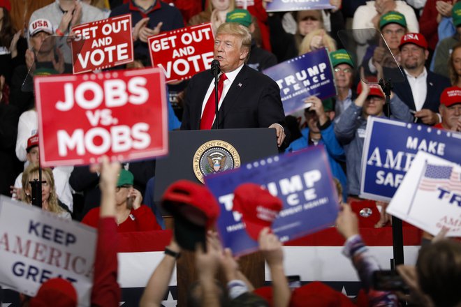 Strašenje pred invazijo priseljencev in zmerjanje nasprotnikov z drhaljo sta bili učinkoviti taktiki Trumpa za utrjevanje republikanskih okopov. FOTO: Aaron P. Bernstein/AFP