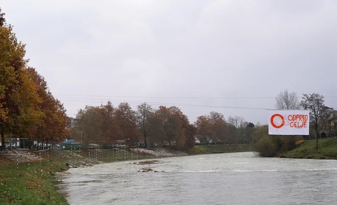 <strong>Odprto Celje takoj odstranjeno</strong><br />
Celje – Za razliko od plakatnih mest, za katera na Mestni občini vedo, da so v nasprotju z občinskim odlokom, pa jih ne odstranijo, v Celju takoj izgine kakšno drugo javno sporočilo. Tako je napi