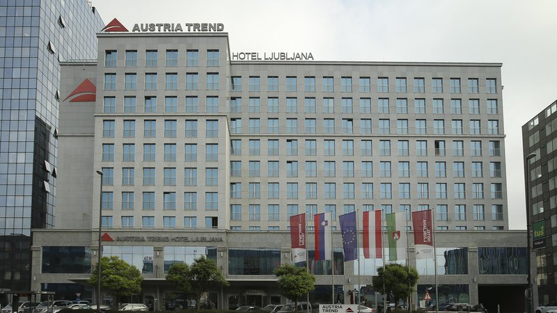 Fotografija: Stavba hotela Austria Trend se prodaja, blagovna znamka pa ne. FOTO: Jože Suhadolnik