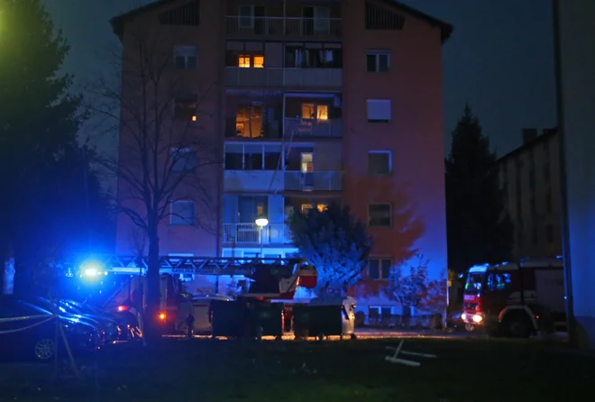 Poškodovanih je najmanj šest stanovanj. FOTO: Tadej Regent/Delo