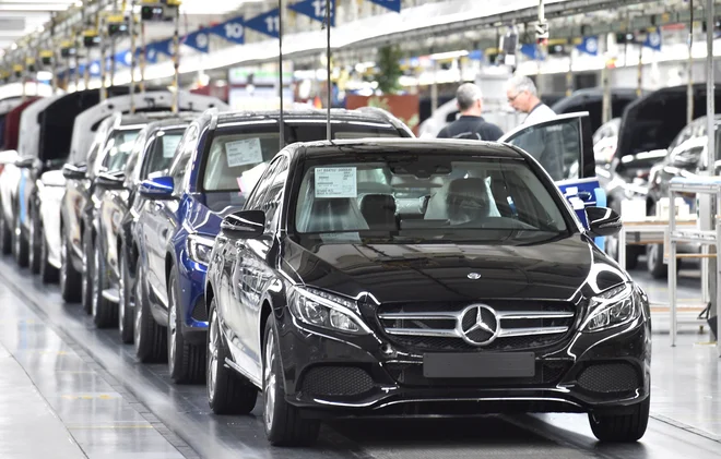 Nemška avtomobilska industrija je eden izmed paradnih konjev nemškega gospodarstva, ki je sredi enega od najdaljših povojnih obdobij rasti. Eskalacija trgovinskih sporov, kaotičen brexit ali ponoven izbruh evrske krize so potencialna nevarnost za njen nadaljni uspešni razvoj. FOTO: Reuters