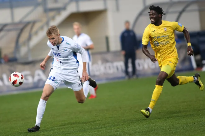 Jamajčan Shamar Nicholson (desno) je bil za goriškega branilca Žigo Lipuščka previsoka ovira. Po Olimpiji je tudi Gorici zabil dva gola. FOTO: Tomi Lombar/Delo
