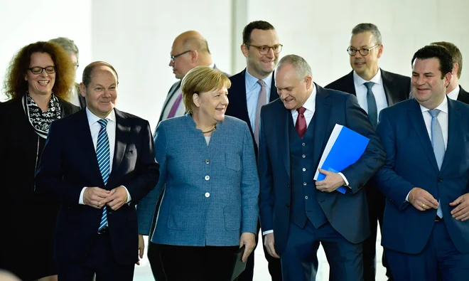 Nemška kanclerka Angela Merkel skupaj z avtorji izvedenskega mnenja. FOTO: Tobias Schwarz/AFP