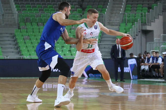 Miha Lapornik (z žogo) je dosegel po 11 točk v vsakem polčasu. FOTO: Voranc Vogel