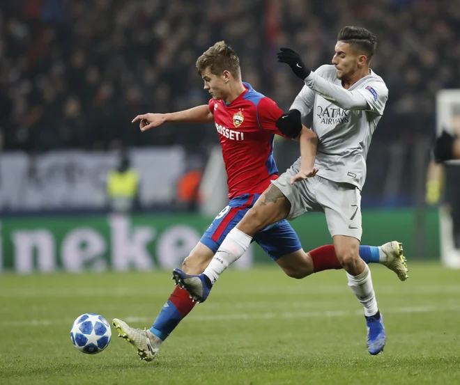 Jaka Bijol (levo) je v zvezni vrsti CSKA solidno opravil svojo nalogo, čeprav je njegov rimski tekmec Lorenzo Pellegrini (desno) dosegel gol za zmago Rome z 2:1 FOTO: Ap
