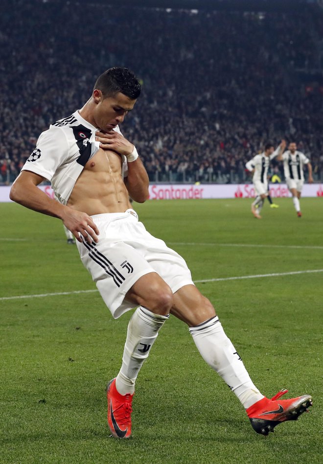Cristiano Ronaldo je takole proslavil svoj 121 gol  v ligi prvakov in prvega za Juventus. FOTO: Ap