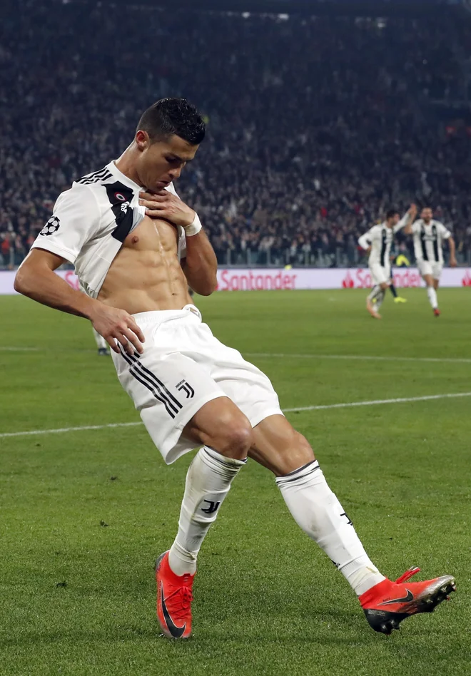 Cristiano Ronaldo je takole proslavil svoj 121 gol v ligi prvakov in prvega za Juventus. FOTO: Ap