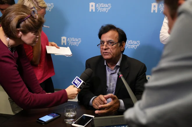 Odvetnik Saiful Muluk pred dnevi na tiskovni konferenci v Haagu na Nizozemskem. FOTO: Eva Plevier/Reuters