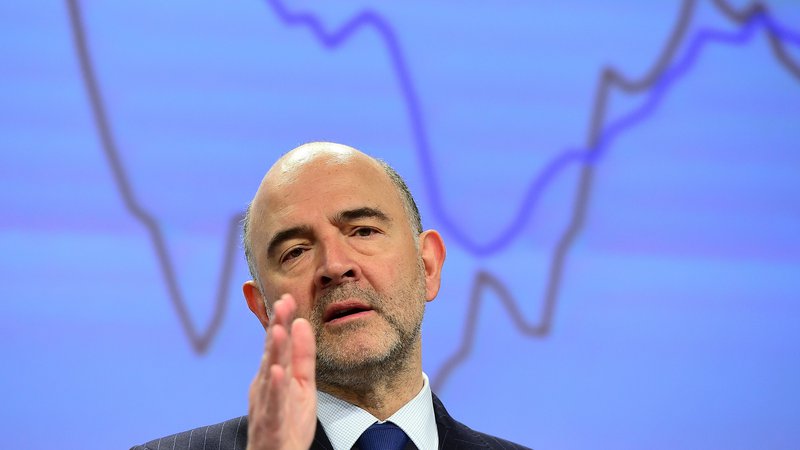 Fotografija: Evropski komisar za gospodarstvo Pierre Moscovici poziva k utrjevanju območja z evrom in pripravam na prihodnost, »kakršnakoli že bo«. FOTO: Emmanuel Dunand/AFP