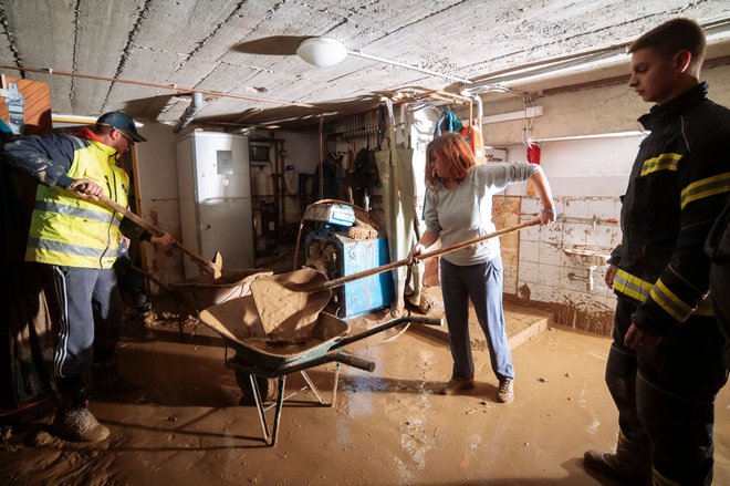 Kot je zagotovil tržiški župan Borut Sajovic, bodo lastnikom pomagali pri prijavi škode. FOTO: Jure Makovec/AFP