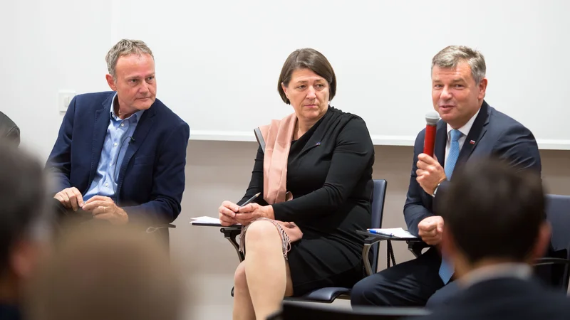 Fotografija: S posveta v Šiški, v dobro javnega mestnega prometa po tramvajsko: Dragan Matić, Violeta Bulc in Peter Gašperšič. FOTO www.matejpusnik.si
