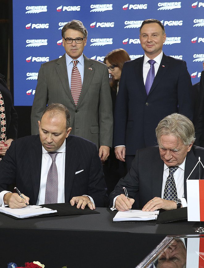 Poljski predsednik Andrzej Duda (desno) in ameriški minister za energijo Rick Perry (levo) ob podpisu dogovora. FOTO: Czarek Sokolowski/Ap