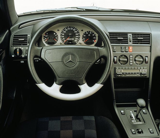 Notranjost se je od izhodiščnega mercedes-benza C280 razlikovala po grafično spremenjenih merilnikih in odebeljenem volanskem obroču.<br />
Foto Mercedes-Benz