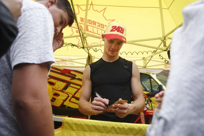 Tim Gajser je po sezoni praznoval 22. rojstni dan, postal je še drugič stric, obiskal je svojega delodajalca na Japonskem in se znebil vijakov in ploščic v čeljusti. FOTO: Leon Vidic/Delo