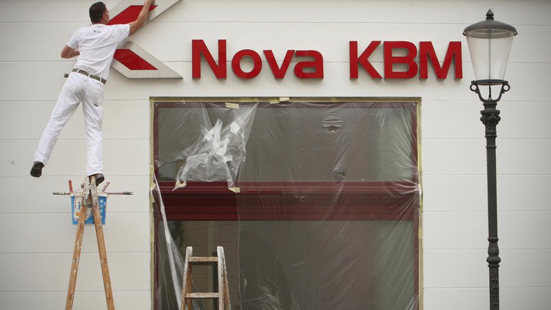 Fotografija: Delavec obnavlja fasado NKBM, na Strirtarjevi ulici v Ljubljani, 20.junija, 2013. Foto Jure Eržen/delo