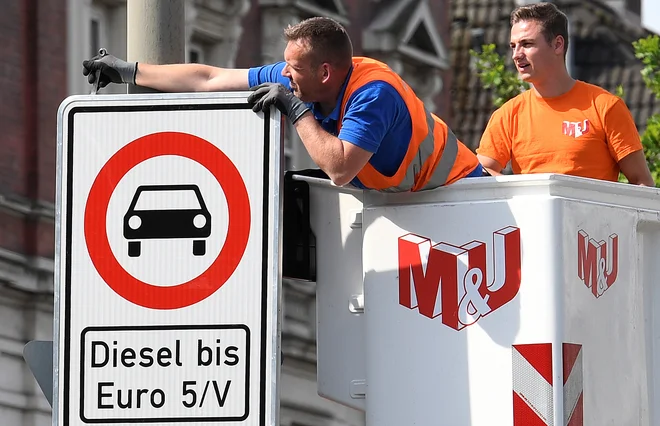 Nameščanje znakov, ki prepovedujejo vstop dizelskim avtomobilom v središče Hamburga. FOTO: REUTERS/Fabian Bimmer
