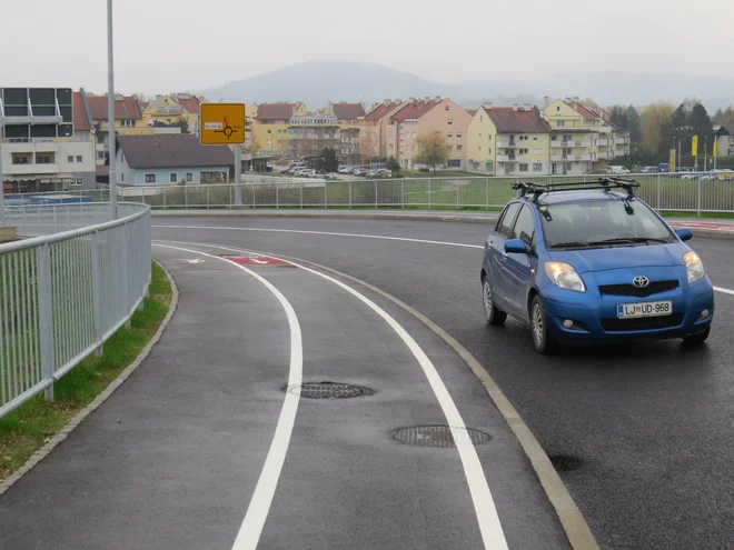 Iz Sončnih dvorov bo odslej vožnja čez progo potekala varno. FOTO: Bojan Rajšek/Delo