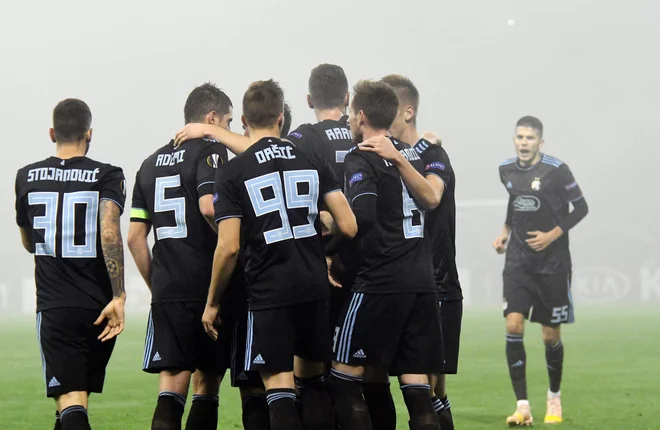 Petar Stojanović (levo) je Dinamu pomagal do pomembne zmage. FOTO: AFP