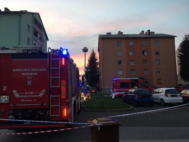 11-letni otrok in 27-letni moški sta bila lažje poškodovana. FOTO: Gasilska brigada Maribor