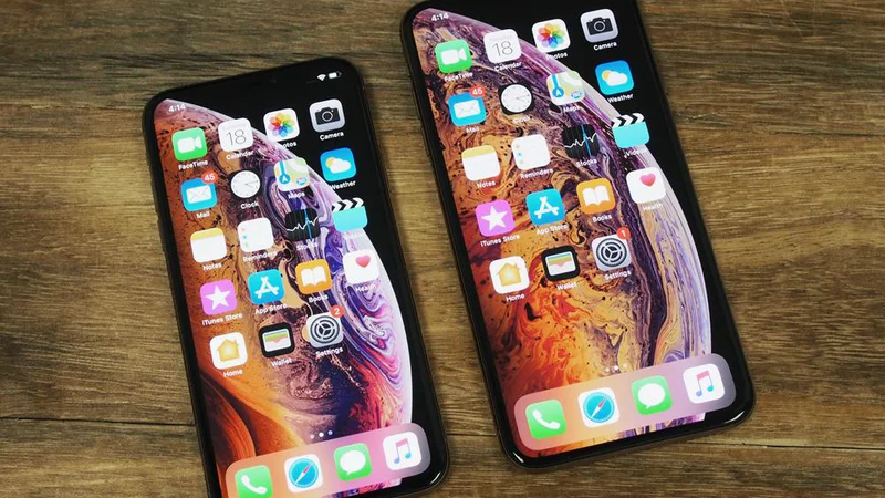 Fotografija: Apple xs in xs max – dva centimetra in 100 evrov razlike. FOTO: Apple