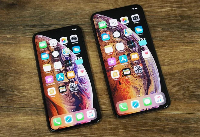 Apple xs in xs max &ndash; dva centimetra in 100 evrov razlike. FOTO: Apple