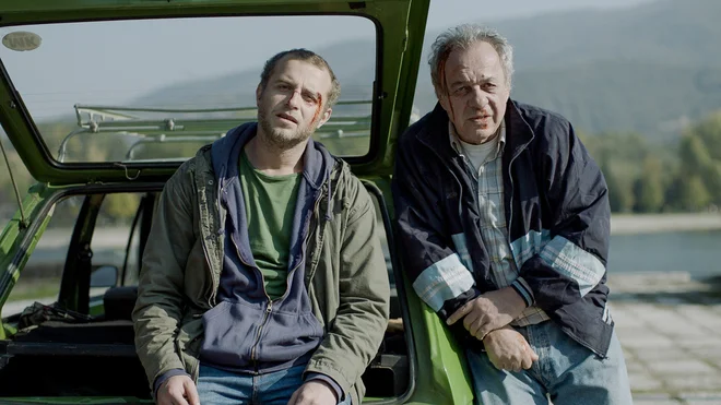 Zdravilec je predvsem zgodba o simpatično zbadljivem, zajedljivem, a ljubečem odnosu med očetom in sinom. Foto promocijsko gradivo