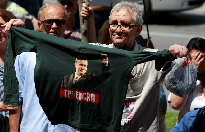 Protest v podporo Nikoli Gruevskemu pred poslopjem skopskega sodišča. FOTO: Ognen Teofilovski/Reuters