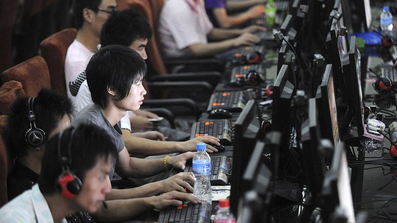 Fotografija: Nobena redkost ni, da Kitajci na delovnem mestu preživijo več kot polovico svojega življenja. FOTO: Reuters