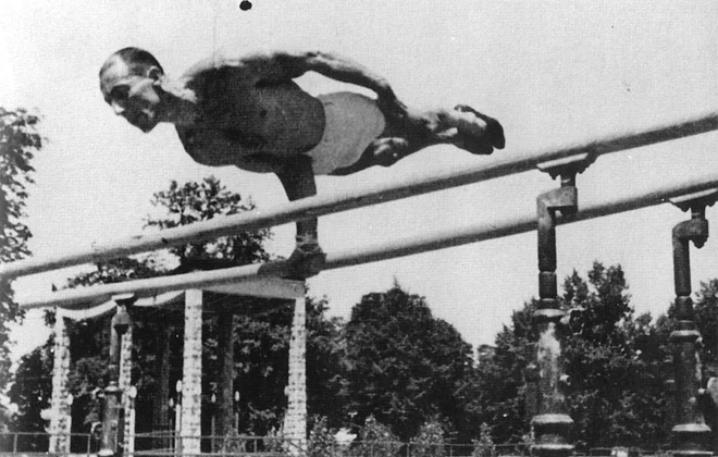 Štukelj med izvajanjem gimnastične prvine v razvanju.