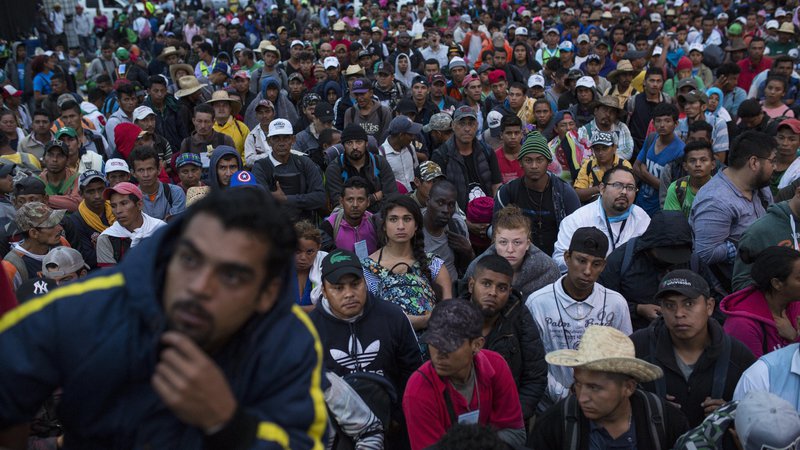 Fotografija: Prizorov množic beguncev oziroma migrantov, ki so bili pred tremi leti v Evropi vsakodnevni, v ZDA niso vajeni. FOTO: AP