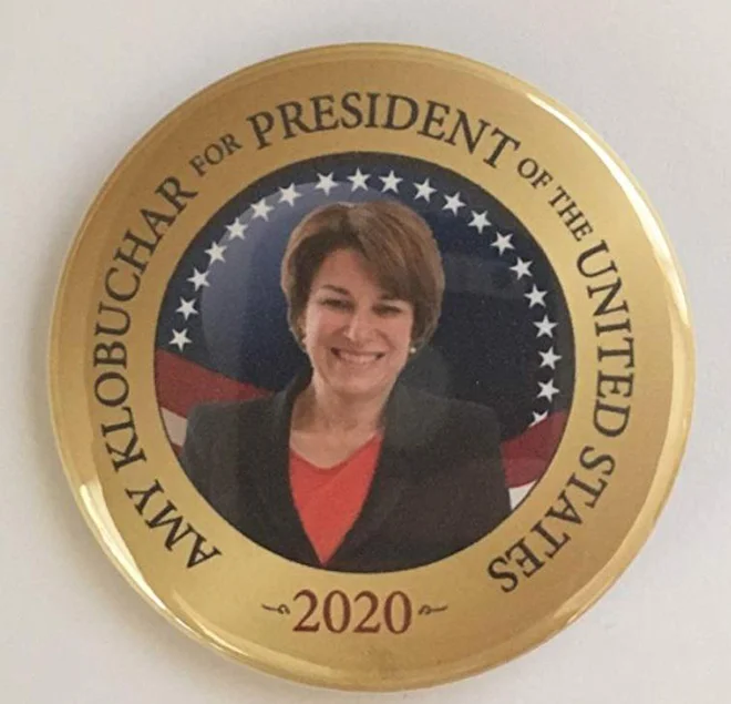 Priponka s podobo Amy Klobuchar kot kandidatko za predsednico ZDA leta 2020 naprodaj na Amazon.com. FOTO: Amazon.com